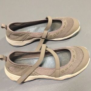 Memory foam sport shoes